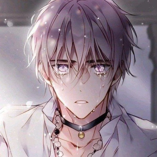Éclis du webtoon Villains Are Destined to Die, représenté de profil avec un regard intense et sombre. Il porte une tenue de chevalier grise et une épée est visible à son côté. L'ambiance est lumineuse avec des particules magiques en arrière-plan.