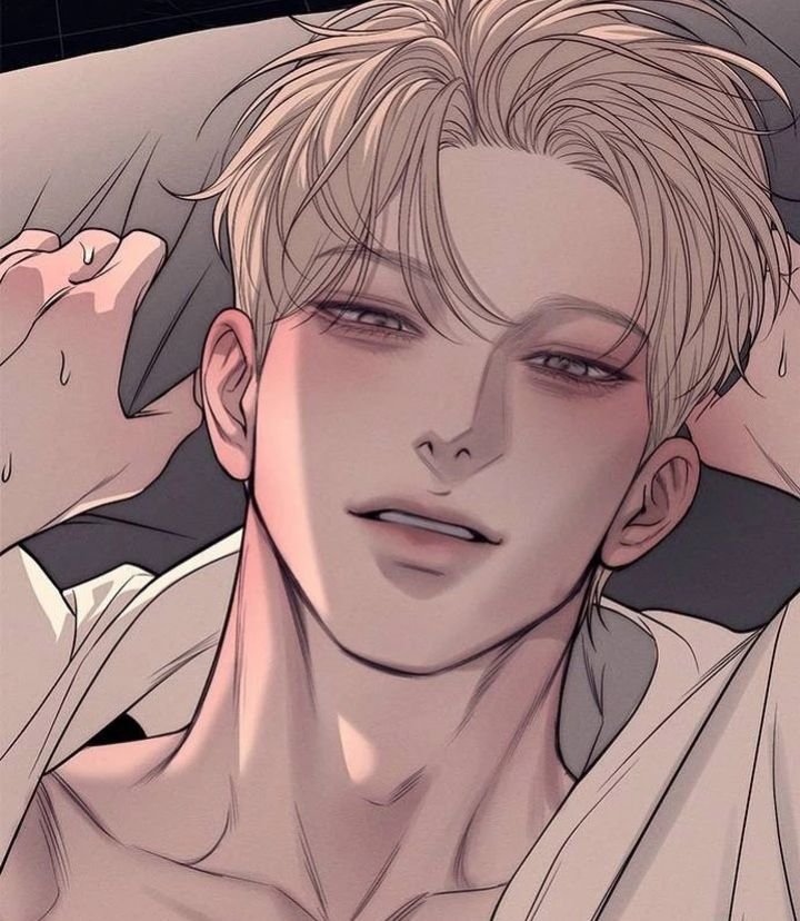 LE personnage d'Espionnage d'Élite Saison 2 : Jeongwoon Han dans une position lascive étendue sur un lit et un regard langoureux