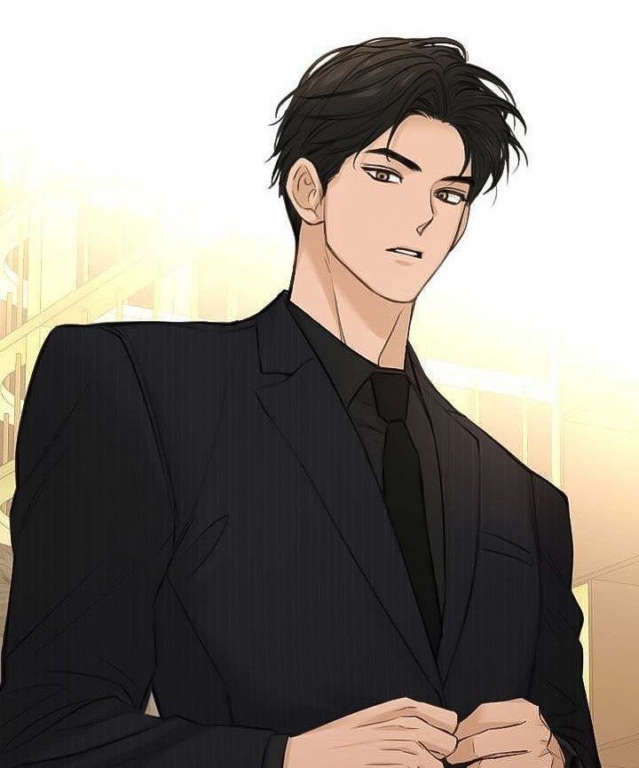 Kwon Beom-jin du webtoon Just Twilight à l'âge adulte, portant un costume noir élégant avec une chemise et une cravate noires, dégageant une présence imposante et sérieuse.