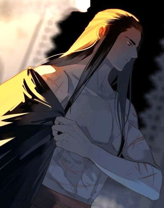 Portrait de profil de Xuanjue Mu du webtoon The Queen of Spirits, torse nu laissant apparaître des cicatrices de combat. Ses longs cheveux noirs tombent sur ses épaules alors qu'il enfile une cape sombre sous une lumière dorée dramatique.