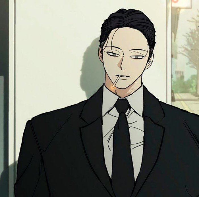 Illustration de Lee Jay, personnage du webtoon 'Tears on a Withered Flower'. Il est représenté de face, portant un costume noir élégant avec une chemise blanche et une cravate noire. Il a les cheveux noirs gominés en arrière avec une mèche fine tombant sur son front, et affiche une expression calme et stoïque.