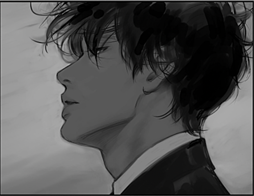 Portrait de profil en noir et blanc du fiancé dans le webtoon Lost Things par l'artiste Kira. Le dessin est sombre, avec des traits de pinceaux noirs texturés dans les cheveux, évoquant une atmosphère lourde et mystérieuse.
