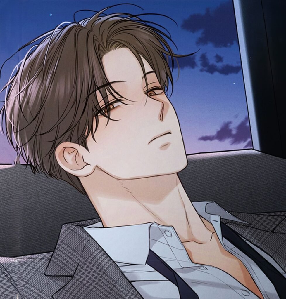 Portrait de Seung-woon du webtoon Just Twilight, un jeune homme élégant en costume gris et chemise blanche, affichant un regard mélancolique et possessif sur fond de ciel nocturne.