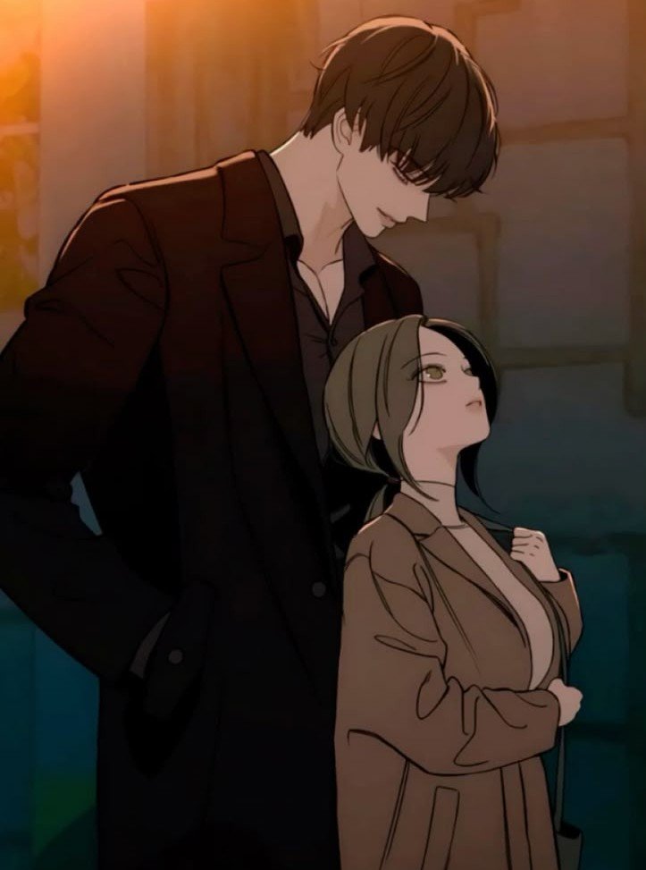 Illustration du webtoon tears on a withered flower montrant Tae-ha de grande taille en manteau noir debout derrière Hae-su en veste beige. Ils sont à l'extérieur de nuit, avec une lumière orangée en arrière-plan. L'homme regarde la femme avec douceur tandis qu'elle lève les yeux vers lui.