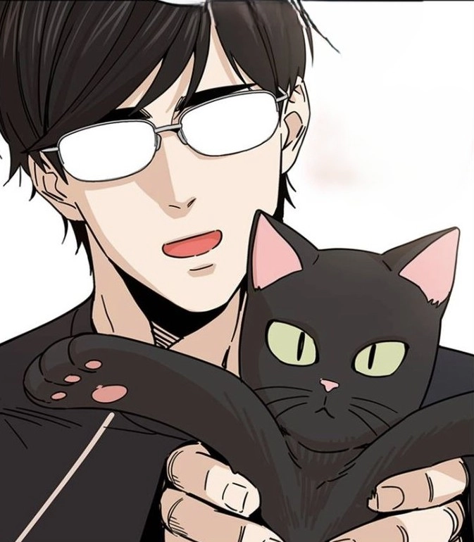 Mincheol tient dans ses bras son chat noir Mouse dans le webtoon Maybe Meant to Be.